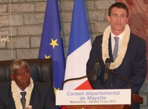 Soibahadine Ibrahim aux côtés de Manuel Valls lors de la signature de Mayotte 2025