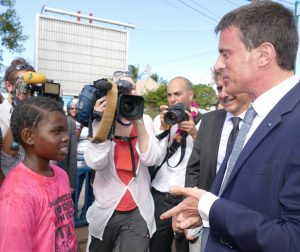 Nassira, une participante de la course de pneus 2015, félicitée par le Premier ministre Manuel Valls