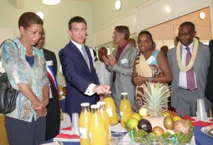 Manuel Valls et George Pau Langevin en dégsutation
