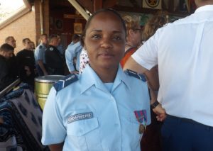 Laouia Iziddine seule femme de la réserve à défilé entourée de 17 hommes