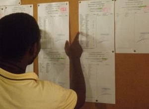 Au lycée de Tsararano, le 6 juillet dernier, on lit et on relit les listes des reçus au bac