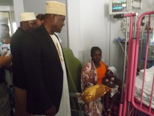 Le président Ramadani remet des cadeaux aux petits malades