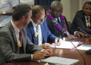 Le préfet et le maire de Mamoudzou signent le contrat de ville (crédits photo: préfecture)