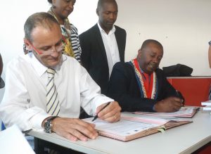 Le préfet Seymour Morsy et Mohamed Bacar le maire de Tsingoni signe le contrat de ville de la commune