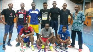 La sélection masculine du volley-ball pour les Jeux des Îles entourée des deux entraîneurs lors des entraînements