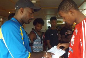 Les garçons vérifient leur matériel et récupèrent leur paire de basket
