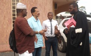 Ahmed Matoir Youssouf et Toufaïli Andjilani en compagnie de Jean-Marc Party, rédacteur en chef à Mayotte 1ère et Me Yanis Souhaïli qui les représentait