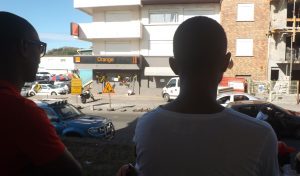 Les grévistes rassemblés face à la boutique Orange  fermée