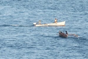Pêcheurs en pirogue à moteur