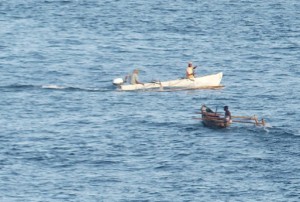 Pêcheurs en pirogue à moteur