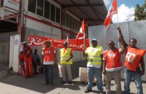 Les grévistes FO de la Somaco à Kawéni le lundi 13 juillet matin, pour le 1er jour du conflit