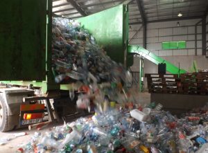 Une montagne de plastique dans les camions bennes qui vident les bornes Tri-O