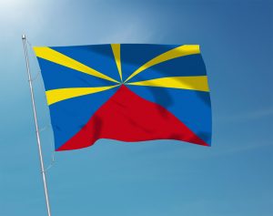 "Lo Mahavéli", le "drapeau réunionnais que certains aimeraient voir flotter à côté du drapeau français... que Mayotte réclame