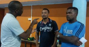 Abdallah Madahga, le manager général avec les deux entraîneurs de l'équipe masculine, Dahlin Mikidachi Mondroha et Alikarhine Ayouba