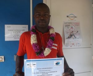 Kalame et son "diplôme" obtenu après son passage à la couveuse