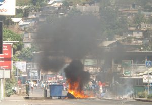Des poubelles en flamme sur la chaussée à Kawéni ce mercredi 5 août au matin