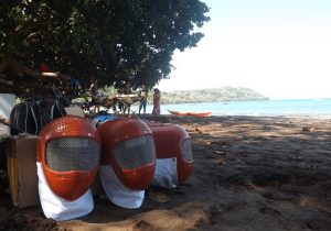 Masques et épées en plastique à Musical plage