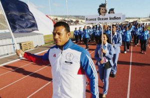 Le défilé de nos athlètes derrière la bannière "France océan Indien" et "Mayotte"
