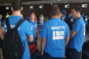 Avant de partir à l'aéroport, avec une énorme malle métallique de médicaments et de dispositifs médicaux