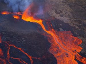 Des fissures de plusieurs centaines de mètres