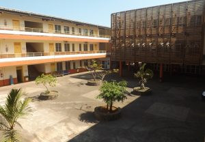 La cour du collège de Mgombani s'apprête à accueillir les élèves de 62 classes