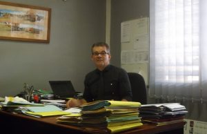 Le principal Richard Barbé dans son bureau à Mgombani