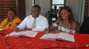 Signature de la convention entre la comune de Pamandzi et Wama, l'association organisatrice de Miss Mayotte