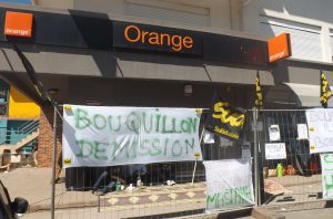 Le ton monte devant la boutique Orange de Kaweni avec des grévistes qui demandent la démission du directeur