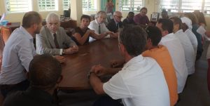 Loïc Depecker avec les équipes éducatives de l'école de Pamandzi 5