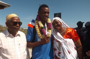 Djassim Ahamada en or à la longueur et la fierté de ses parents venus l'accueillir