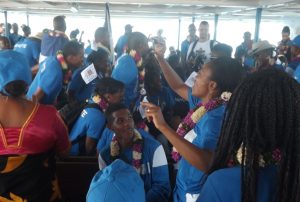 Sur la barge, danses, chants et Marseillaise