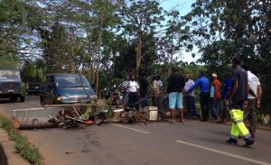 Un barrage à Coconi sur la nationale ce lundi matin (Créidts photo : I.B.)