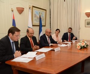 De gauche à droite, Laurent GARNIER, Ambassadeur de France à Maurice, Etienne SINATAMBOU, Ministre des Affaires étrangères, de l’Intégration régionale et du Commerce international de Maurice, Fahmy THABIT, Président de l’UCCIOI, Hélène ECHEVIN, Présidente de la CCI de Maurice et Matthieu DISCOUR, Directeur de l’AFD à Maurice (Crédit photo UCCIOI)