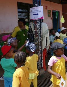 Des enfants vêtus aux couleurs des Tri-O