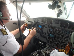 Dans le cockpit du nouvel appareil avec des pilotes Russe et Brésilien. Int'Air Îles rêve de disposer de professionnels issus de l'archipel