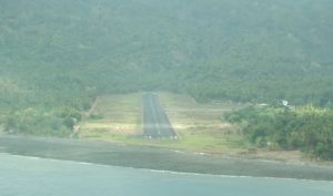Le nouvel appareil en vue du tarmac de l'aéroport d'Anjouan