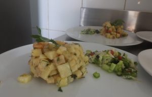 Une entrée qui mélange pommes de terre, légumes et herbes aromatiques
