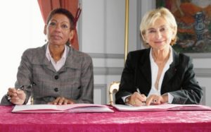 La signature du partenariat entre George Pau-Langevin pour le MOM et Marie-Thérèse Geffroy pour l'ANLCI