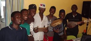 Les Chiconiens de Petit Klan jouent à la maison