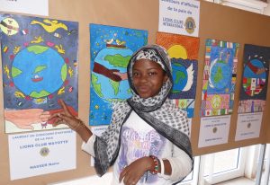 Naïra devant les cinq dessins sélectionnés