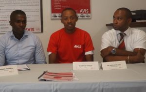 Ouildani Idrissa entouré de son coach Assani Hamada et de Yazalde Idaroussi responsable d'agence Avis