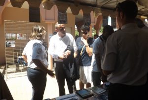 Le préfet salue les professionnels sur les stands