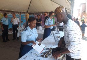 Recrutement au stand de la gendarmerie