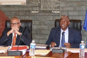 Soibahadine Ibrahim Ramadani, accompagné de son DGS Jean-Pierre Salinières