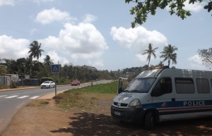 Dispositif policier allégé en fin de matinée à Tsoundzou. Les forces de l'ordre restent tout de même positionnées autour du pont de la kwalé 
