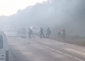 Les forces de l'ordre dégagent un barrage dans un nuage de gaz lacrymogènes