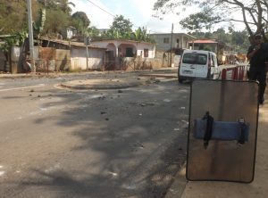 Tsoundzou 1, à 9 heures, les traces des échauffourées