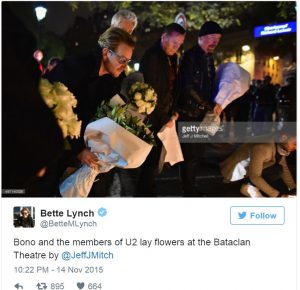 Comme des millions de personnes à travers le monde qui ont allumé des bougies et déposé des fleurs, les membres de U2 qui ont annulé leur concert parisien ont amené de roses au Bataclan