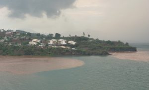 La pluie emporte la terre jusque dans le lagon