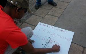 Attractivité=sécurité :  les manifestants arrivent doucement place de la République ce vendredi matin et préparent leurs slogans du jour